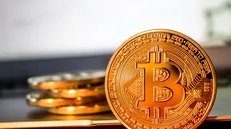 Bitcoin a atins un nou record, de aproape 8.200 de dolari pe unitate