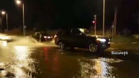 Furtunile au făcut prăpăd în ţară: incendiu provocat de trăsnet, copaci căzuţi, acoperişuri smulse de vânt VIDEO