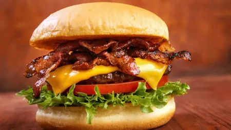 A poftit la un burger, dar i-a pierit foamea când a văzut 