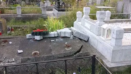Cimitir devastat de huligani. Zeci de morminte au fost distruse