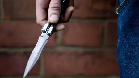 Panică generală în Brăila. Un drogat aleargă lumea pe stradă cu un cuţit VIDEO