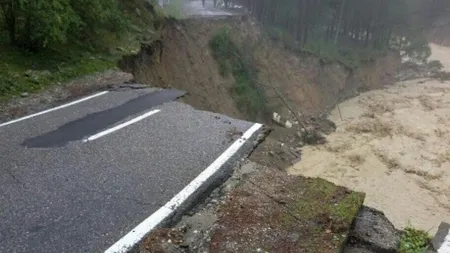 Alunecări masive în Elbrus. 300 de turişti au rămas blocaţi pe munte, trei sunt daţi dispăruţi VIDEO