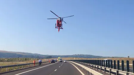 Un poliţist, rănit grav după ce a fost acroşat de un TIR pe A1. Bărbatul, preluat de un elicopter SMURD FOTO