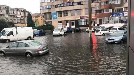 FURTUNA a făcut RAVAGII în Gorj: Acoperişuri distruse, grindină de zeci de centimetri, strazi inundate, reţeaua electrică afectată FOTO