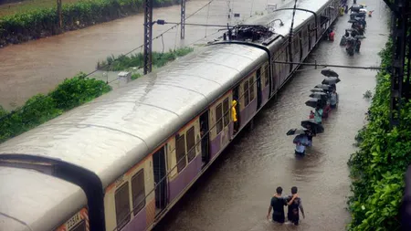 Cel puţin 21 morţi şi zeci de răniţi într-o busculadă la o gară din India