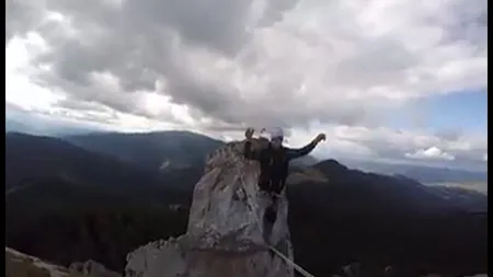 Cascadorie extremă la munte, echilibristică pe o sfoară extrem de subţire la o înălţime de 50 de metri de sol VIDEO