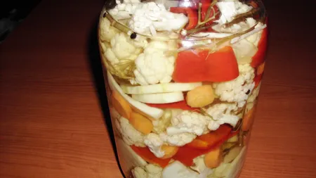 Murăturile în oţet din comerţ pot cauza cancer gastric din cauza aditivilor