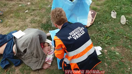 O femeie a născut în curtea şcolii. Momentul naşterii a fost surprins în imagini de un martor