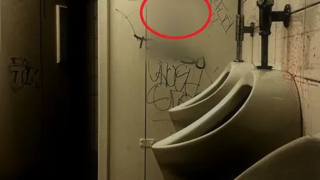 A sunat la un număr scris pe peretele unui WC PUBLIC. Ce a urmat este INCREDIBIL