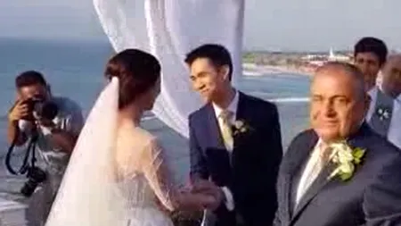 Silvian Ionescu, fostul şef al Gărzii de Mediu şi-a măritat fata. Nunta a avut loc într-un local exclusivist pe malul apei VIDEO