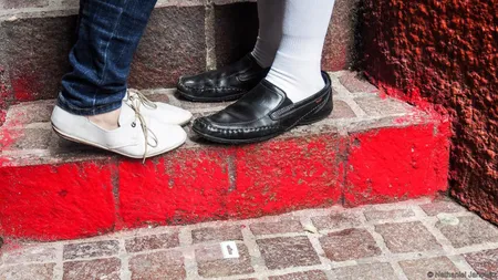 Vreţi să nu vă mai despărţiţi niciodată de iubit? Nu vă sărutaţi pe trepte. Ce se întâmplă dacă vă sărutaţi pe lună nouă