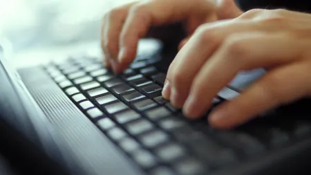 STUDIU: Peste jumătate dintre utilizatorii de internet îşi păstrează parolele de acces în locuri nesigure. 23 % le notează în carneţel