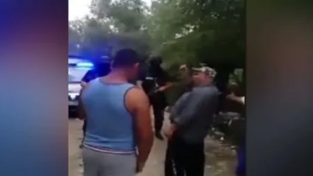 Poliţist agresat după ce a descoperit în trafic un camion plin cu lemne tăiate ilegal. Unul dintre agresori e consilier local