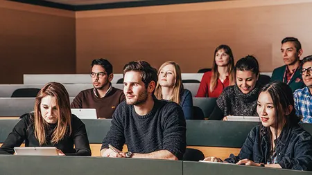 Profesori universitari experţi în Drept Fiscal, arestaţi într-o anchetă de corupţie