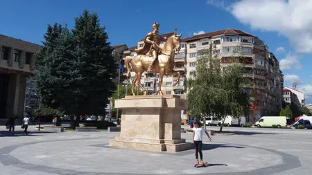 Statuia aurită a lui Mihai Viteazu din Târgovişte, motiv de dispută între primar şi localnici