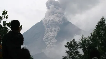 Activitate vulcanică ridicată, în Bali. Mii de locuitori au fost evacuaţi în eventualitatea unei erupţii