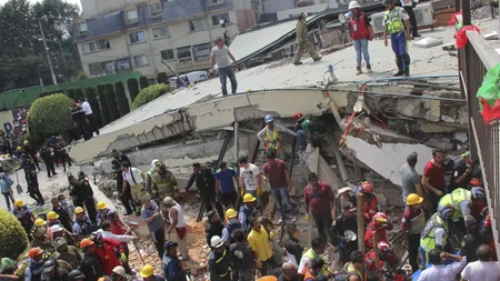 Cel puţin 21 de copii au murit într-o şcoală din Mexic ce s-a prăbuşit peste ei