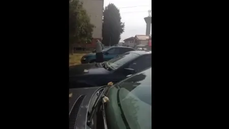 Şi-a găsit locul de parcare ocupat şi a distrus maşina cu o secure VIDEO