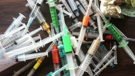 Ziua este asistentă medicală, iar noaptea se transformă RADICAL. Ce face cu seringile FOTO
