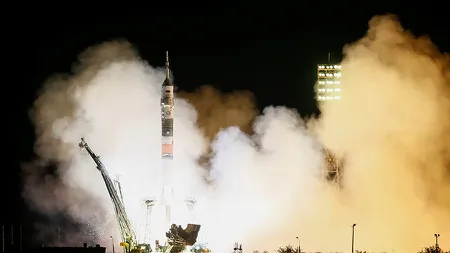 Un echipaj de trei astronauţi, doi americani şi un rus, a ajuns la Staţia Spaţială Internaţională