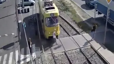 IMAGINI ŞOCANTE. A traversat o linie de tramvai fiind atentă la telefon, apoi a urmat tragedia VIDEO