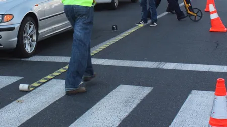 Tânără lovită pe trecerea de pietoni, la intrarea în Capitală. Martorii au făcut scandal şi au acuzat ambulanţa VIDEO