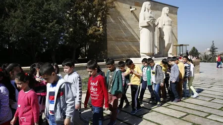 Turcia a interzis predarea în şcoli a Teoriei evoluţioniste a lui Darwin. Opoziţia acuză o 