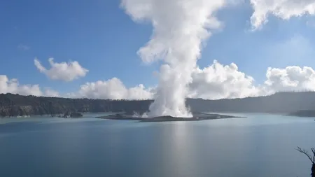 Autorităţile din Vanuatu ordonă evacuarea totală a insulei Ambae ca urmare a erupţiei vulcanului Manaro Voui