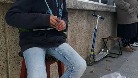 Un copil de 10 ani îşi vinde jucăriile în stradă ca să-şi cumpere haine de iarnă