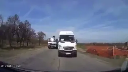 Impact violent filmat cu camera de bord. Un autoturism s-a ciocnit cu un microbuz VIDEO