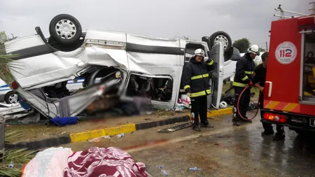 Un autobuz plin cu turişti s-a răsturnat în Antalia. Sunt cel puţin trei morţi