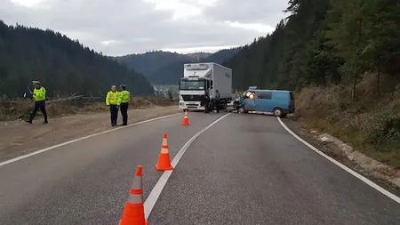 Plan roşu de intervenţie activat în Neamţ, un camion şi un microbuz au intrat în coliziune GALERIE FOTO