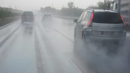 Sfaturi utile pentru condusul pe timp de ploaie