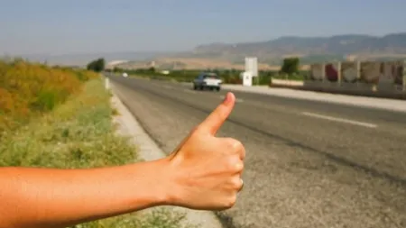 Un şofer a rămas fără maşină pentru că ar fi luat pasageri la ocazie, în Vrancea. 