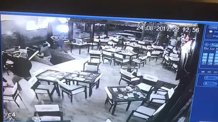 Imagini de la bătaia anului, din Suceava. Doi interlopi au atacat cu săbii un boxer, într-un bar VIDEO