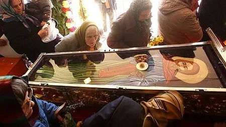 Tradiţii şi obiceiuri de Sfântul Mare Mucenic Dimitrie. De ce se aprind focuri şi ce trebuie să împartă femeile