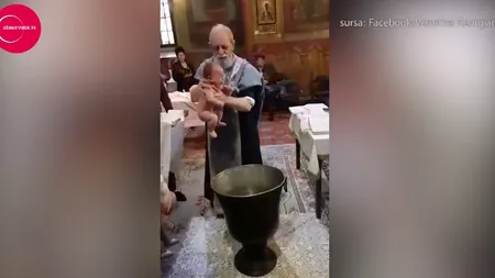 Imagini şocante la un botez, un preot îţi varsă nervii pe bebeluş pentru că plânge VIDEO