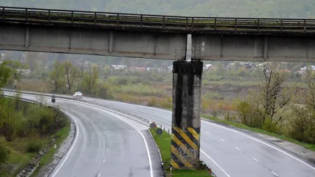 O femeie a murit după ce a căzut de pe un pod pe DN1