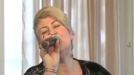 Cântăreaţa care lucrează la jandarmerie VIDEO