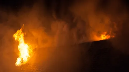 Incendiu devastator în Buzău. O casă a fost mistuită de flăcări, o familie întreagă a rămas pe drumuri VIDEO