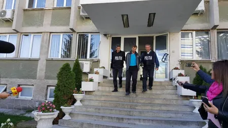 Încătuşat în plină stradă. Un bărbat şi-a bătut copiii la şcoală, apoi s-a dus să-şi bată şi nevasta VIDEO