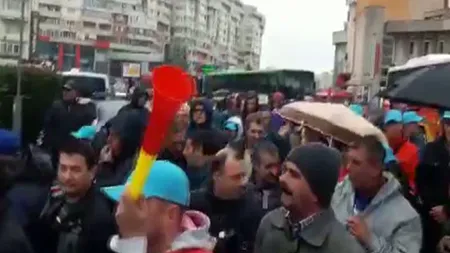 Protest al angajaţilor Dacia în faţa prefecturii Argeş