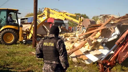 Scandal la demolarea cu mascaţii