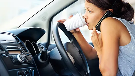 6 şoferi din 10 vorbesc la telefon  în timp ce conduc, fără a utiliza dispozitive handsfree. SONDAJ