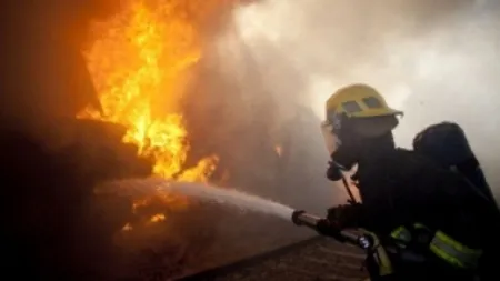 Incendiu puternic într-un bloc din Argeş. Peste 20 de persoane au fost evacuate de urgenţă