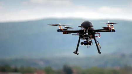 Un avion comercial, lovit de o dronă. Aeronava a aterizat de urgenţă