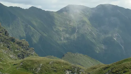 Intervenţie a salvamontiştilor în Făgăraş. Un turist care a urcat pe munte nu a mai putut înainta din cauza epuizării