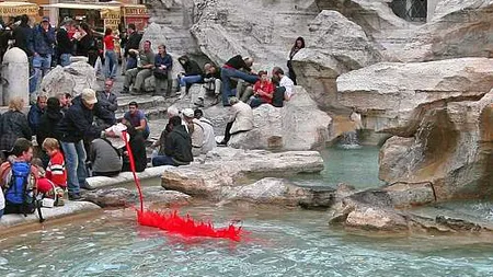 Fontana di Trevi a fost vandalizată. Apa a devenit roşie