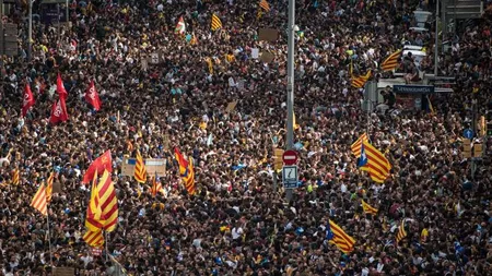 Catalonia paralizată de grevă. Sute de mii de catalani au ieşit în stradă în Barcelona după violenţele din ziua referendumului