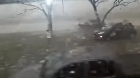 S-a făcut întuneric în plină zi şi din cer pica grindină cât portocala. 